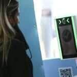 Passageiros testam o Embarque + Seguro, programa de reconhecimento facial para embarque em aeroportos.