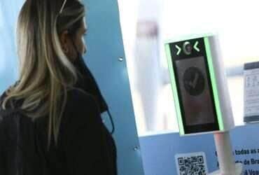 Passageiros testam o Embarque + Seguro, programa de reconhecimento facial para embarque em aeroportos.