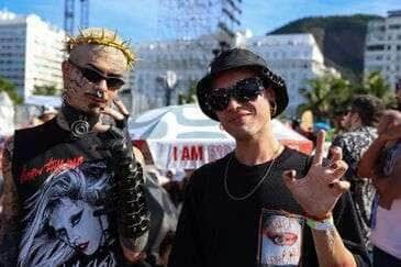 Tomaz Silva/Agência Brasil Rio de Janeiro (RJ), 03/05/2025 – Os amigos Denner Santoro e Kaique Santos esperam pelo show da Lady Gaga na areia da praia de Copacabana, na zona sul do Rio de Janeiro. Foto: Tomaz Silva/Agência Brasil