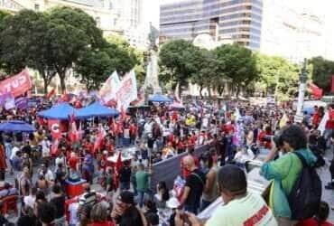 Rio de Janeiro (RJ), 01/05/2025 – Ato do Dia do Trabalhador pede o fim da escala 6x1 e melhores condições de trabalho e renda, na Cinelândia, no centro da capital fluminense. Foto: Tomaz Silva/Agência Brasil