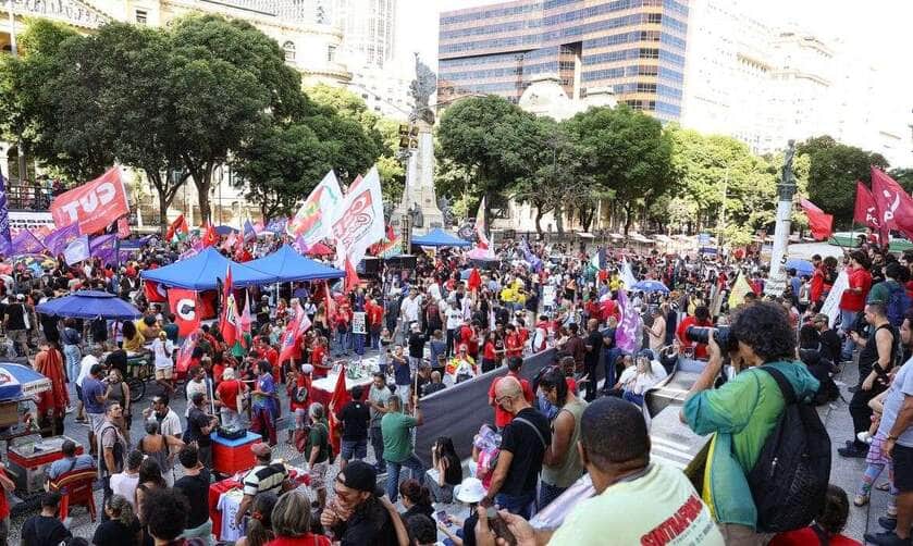 Rio de Janeiro (RJ), 01/05/2025 – Ato do Dia do Trabalhador pede o fim da escala 6x1 e melhores condições de trabalho e renda, na Cinelândia, no centro da capital fluminense. Foto: Tomaz Silva/Agência Brasil