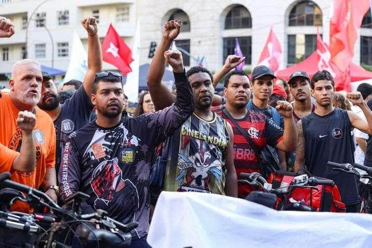 Tomaz Silva/Agência Brasil Rio de Janeiro (RJ), 01/05/2025 – Ato do Dia do Trabalhador pede o fim da escala 6x1 e melhores condições de trabalho e renda, na Cinelândia, no centro da capital fluminense. Foto: Tomaz Silva/Agência Brasil