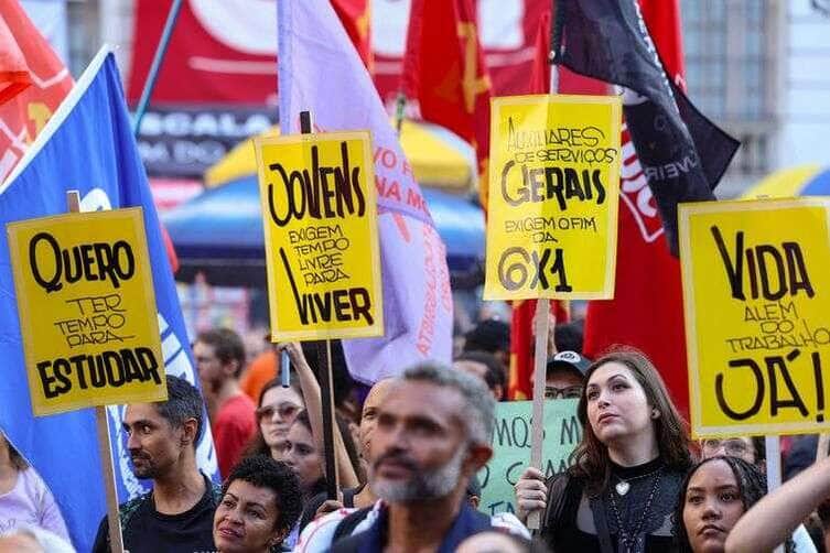 Tomaz Silva/Agência Brasil Rio de Janeiro (RJ), 01/05/2025 – Ato do Dia do Trabalhador pede o fim da escala 6x1 e melhores condições de trabalho e renda, na Cinelândia, no centro da capital fluminense. Foto: Tomaz Silva/Agência Brasil