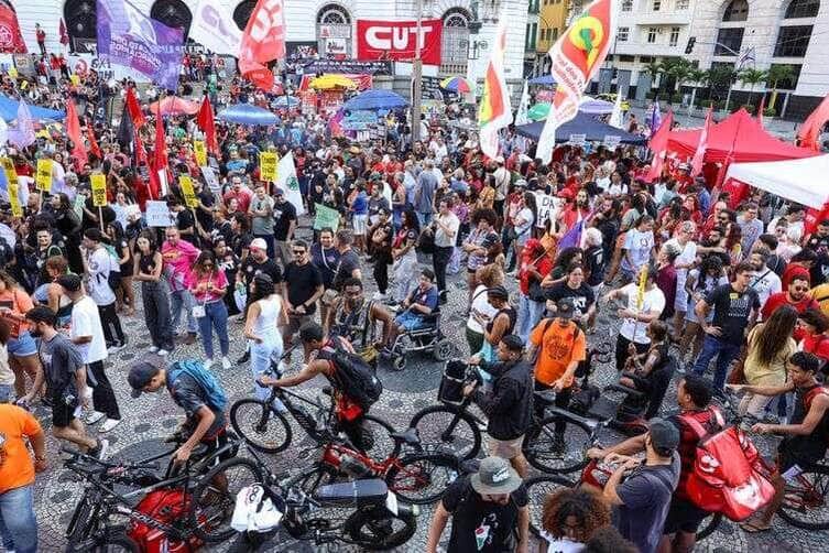 Tomaz Silva/Agência Brasil Rio de Janeiro (RJ), 01/05/2025 – Ato do Dia do Trabalhador pede o fim da escala 6x1 e melhores condições de trabalho e renda, na Cinelândia, no centro da capital fluminense. Foto: Tomaz Silva/Agência Brasil