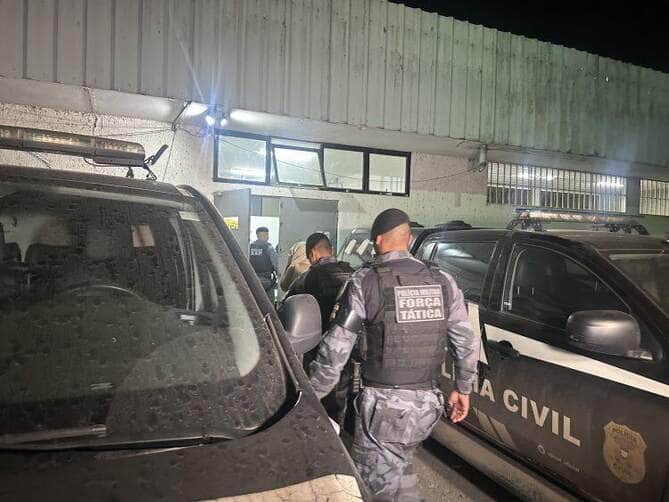 Mulher é presa com mala de drogas em Cuiabá (MT)