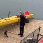 Com toda a astúcia felina, o gatinho esperto esperou o momento certo para dar o bote e fugir com o almoço do pescador. O vídeo já é sensação nas redes!