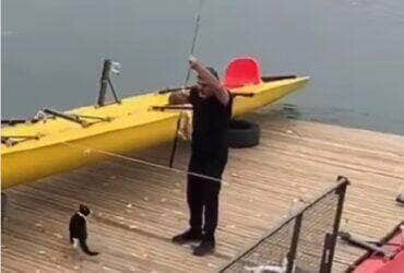 Com toda a astúcia felina, o gatinho esperto esperou o momento certo para dar o bote e fugir com o almoço do pescador. O vídeo já é sensação nas redes!