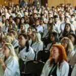 Brasília (DF), 17/03/2025 - Novos médicos durante anuncio do ministro da Saúde, Alexandre Padilha (Fora de quadro), sobre a expansão do programa mais médicos com a oferta de novas vagas no primeiro edital de 2025.
Foto: Marcelo Camargo/Agência Brasil
