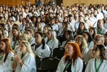 Brasília (DF), 17/03/2025 - Novos médicos durante anuncio do ministro da Saúde, Alexandre Padilha (Fora de quadro), sobre a expansão do programa mais médicos com a oferta de novas vagas no primeiro edital de 2025.
Foto: Marcelo Camargo/Agência Brasil