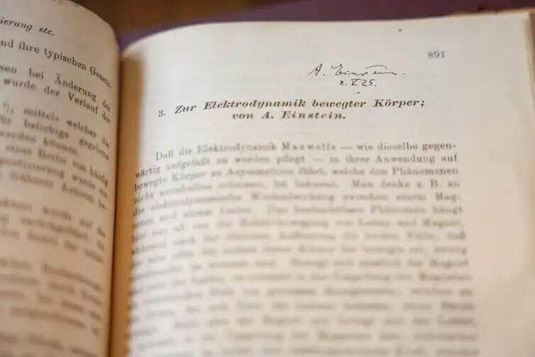 Tomaz Silva/Agência Brasil Rio de Janeiro (RJ), 30/04/2025 – Exemplar da revista Annalen der Physik assinado por Albert Einstein que encontra-se sob a guarda da Biblioteca de Manguinhos, na Fiocruz, no Rio de Janeiro. Foto: Tomaz Silva/Agência Brasil
