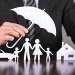 holding-proteção-Foto de empresário