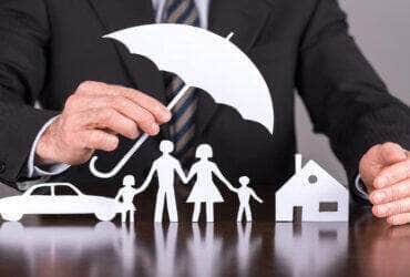 holding-proteção-Foto de empresário