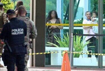 Brasília (DF), 22/05/2025 - Atenção: Fotografia alterada para manter a integridade da criança. Policiais militares em frente a área isolada no Ministério do Desenvolvimento Social - MDS durante operação que investiga homem com pacote suspeito. Foto: Valter Campanato/Agência Brasil