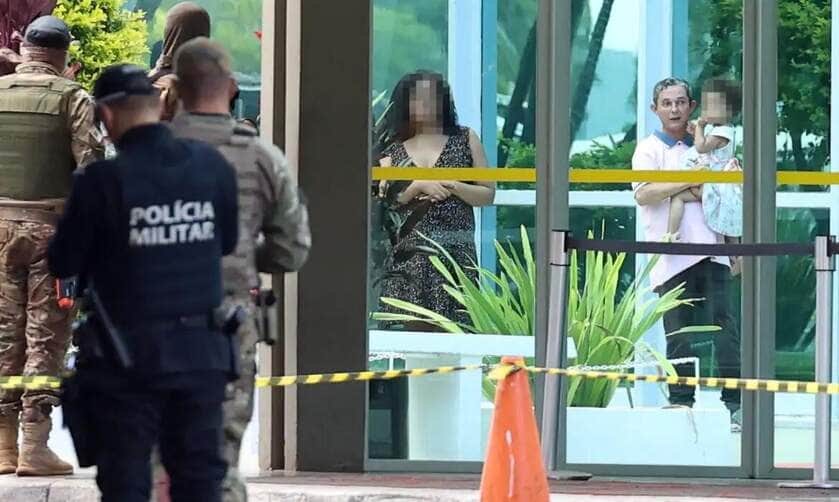 Brasília (DF), 22/05/2025 - Atenção: Fotografia alterada para manter a integridade da criança. Policiais militares em frente a área isolada no Ministério do Desenvolvimento Social - MDS durante operação que investiga homem com pacote suspeito. Foto: Valter Campanato/Agência Brasil