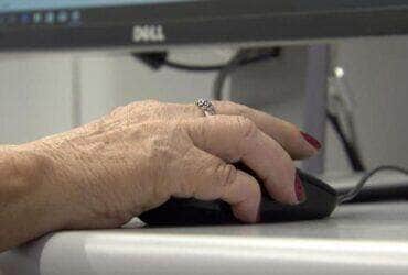 Idosos têm que se adaptar cada vez mais com o mundo tecnológico