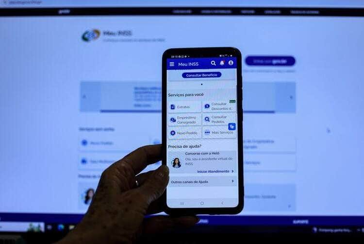 Joédson Alves/Agência Brasil Brasília (DF), 14/05/2025 - Aposentada Neide Maria, recebeu o aviso no APP meu INSS, que teve desconto associativo nos últimos 5 anos. A partir desta quarta-feira (14), os aposentados e pensionistas do Instituto Nacional do Seguro Social (INSS) podem requerer a devolução de valores descontados indevidamente nos últimos anos. O pedido deve ser feito por meio do aplicativo Meu INSS, pelo site de mesmo nome ou pelo telefone 135. Foto: Joédson Alves/Agência Brasil