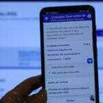 Brasília (DF), 14/05/2025 - Aposentada Neide Maria, recebeu o aviso no APP meu INSS, que teve desconto associativo nos últimos 5 anos. A partir desta quarta-feira (14), os aposentados e pensionistas do Instituto Nacional do Seguro Social (INSS) podem requerer a devolução de valores descontados indevidamente nos últimos anos. O pedido deve ser feito por meio do aplicativo Meu INSS, pelo site de mesmo nome ou pelo telefone 135. Foto: Joédson Alves/Agência Brasil