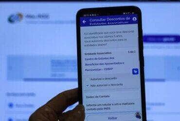 Brasília (DF), 14/05/2025 - Aposentada Neide Maria, recebeu o aviso no APP meu INSS, que teve desconto associativo nos últimos 5 anos. A partir desta quarta-feira (14), os aposentados e pensionistas do Instituto Nacional do Seguro Social (INSS) podem requerer a devolução de valores descontados indevidamente nos últimos anos. O pedido deve ser feito por meio do aplicativo Meu INSS, pelo site de mesmo nome ou pelo telefone 135. Foto: Joédson Alves/Agência Brasil