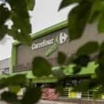 Brasília (DF) 26/11/2024 – Uma unidade do mercado Carrefour é vista em uma rua no centro de Brasília, após a crise instalada com o governo brasileiro por conta da possibilidade do Carrefour deixar de comprar carne do Mercosul, o grupo emitiu uma nota na manhã desta terça-feira sobre o assunto. No comunicado, a empresa pede desculpa “pelas discordâncias” causadas na abordagem do tema.De acordo com a nota, o grupo Carrefour nunca quis opor a agricultura francesa à agricultura brasileira. “França e Brasil são dois países que compartilham o amor pela terra e pelo cultivo e pela alimentação de qualidade”, diz o comunicado.
Foto: Joédson Alves/Agência Brasil