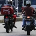 Rio de Janeiro (RJ) 06/03/2024 – Entregadores de aplicativo trabalham na região do Centro. Foto: Fernando Frazão/Agência Brasil
