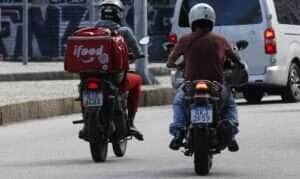 Rio de Janeiro (RJ) 06/03/2024 – Entregadores de aplicativo trabalham na região do Centro. Foto: Fernando Frazão/Agência Brasil