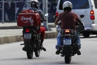 Rio de Janeiro (RJ) 06/03/2024 – Entregadores de aplicativo trabalham na região do Centro. Foto: Fernando Frazão/Agência Brasil