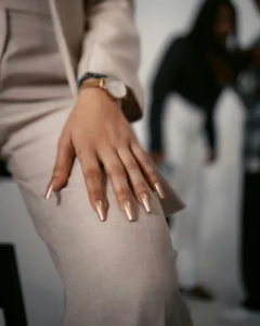 manicure-dourada-destaque