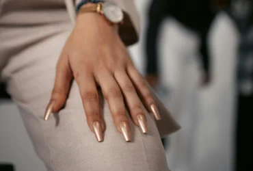 manicure-dourada-destaque