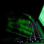 Imagem ilustrativa mostra homem digitando código em computador. 01/03/2017 Reuters/Kacper Pempel/Proibida reprodução