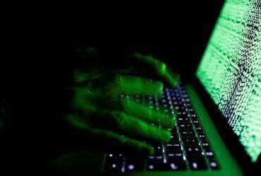 Imagem ilustrativa mostra homem digitando código em computador. 01/03/2017 Reuters/Kacper Pempel/Proibida reprodução