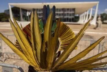 Brasília (DF) 07/06/2023 - Indígenas de varias etnias chegam na parte externa do Supremo Tribunal Federal (STF), para assistirem o julgamento do marco temporal de terras indígenas. O caso põe em lados opostos ruralistas e povos originários, e está parado na Corte desde 2021.O tema tem relevância porque será com este processo que os ministros vão definir se a tese do marco temporal tem validade ou não. O que for decidido valerá para todos os casos de demarcação de terras indígenas que estejam sendo discutidos na Justiça.
Foto: Joédson Alves/Agência Brasil