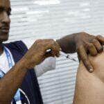 Rio de Janeiro (RJ), 24/04/2025 – Vacinação de pacientes em campanha contra a Influenza (gripe) no Super Centro Carioca de Saúde, em Benfica. Foto: Fernando Frazão/Agência Brasil