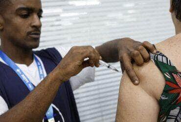 Rio de Janeiro (RJ), 24/04/2025 – Vacinação de pacientes em campanha contra a Influenza (gripe) no Super Centro Carioca de Saúde, em Benfica. Foto: Fernando Frazão/Agência Brasil