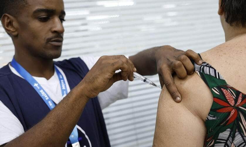 Rio de Janeiro (RJ), 24/04/2025 – Vacinação de pacientes em campanha contra a Influenza (gripe) no Super Centro Carioca de Saúde, em Benfica. Foto: Fernando Frazão/Agência Brasil