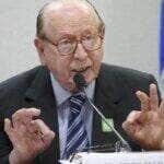 Brasília (DF), 21/10/2025 - A CE realiza audiência pública para discutir o Acordo Ortográfico da Língua Portuguesa, assinado em 1990 e que deverá estar implantado em janeiro de 2016. As novas regras devem valer para os oito países que têm o português como língua oficial: Angola, Moçambique, Cabo Verde, Guiné-Bissau, São Tomé e Príncipe, Timor Leste, Brasil e Portugal. Em pronunciamento, membro da Academia Brasileira de Letras, Evanildo Bechara. Foto: Edilson Rodrigues/Agência Senado