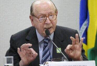 Brasília (DF), 21/10/2025 - A CE realiza audiência pública para discutir o Acordo Ortográfico da Língua Portuguesa, assinado em 1990 e que deverá estar implantado em janeiro de 2016. As novas regras devem valer para os oito países que têm o português como língua oficial: Angola, Moçambique, Cabo Verde, Guiné-Bissau, São Tomé e Príncipe, Timor Leste, Brasil e Portugal. Em pronunciamento, membro da Academia Brasileira de Letras, Evanildo Bechara. Foto: Edilson Rodrigues/Agência Senado