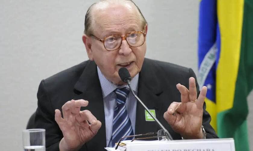 Brasília (DF), 21/10/2025 - A CE realiza audiência pública para discutir o Acordo Ortográfico da Língua Portuguesa, assinado em 1990 e que deverá estar implantado em janeiro de 2016. As novas regras devem valer para os oito países que têm o português como língua oficial: Angola, Moçambique, Cabo Verde, Guiné-Bissau, São Tomé e Príncipe, Timor Leste, Brasil e Portugal. Em pronunciamento, membro da Academia Brasileira de Letras, Evanildo Bechara. Foto: Edilson Rodrigues/Agência Senado