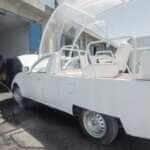 Vaticano, 04/05/2025 - Homens trabalham para transformar o papamóvel em uma clínica de saúde. Foto: Vatican News/Divulgação