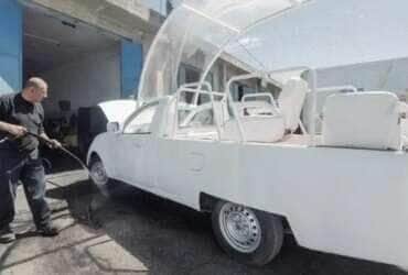 Vaticano, 04/05/2025 - Homens trabalham para transformar o papamóvel em uma clínica de saúde. Foto: Vatican News/Divulgação