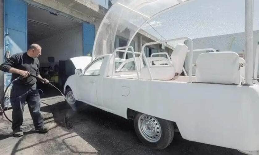 Vaticano, 04/05/2025 - Homens trabalham para transformar o papamóvel em uma clínica de saúde. Foto: Vatican News/Divulgação