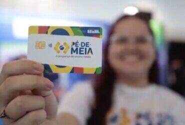 Brasília (DF), 22/05/2025 - Pessoa segura o cartão do programa Pé de Meia. Foto: MEC/Divulgação