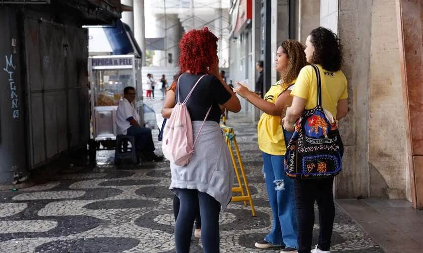 Rio de Janeiro (RJ), 03/11/2024 - Candidatos chegam para primeira etapa do Exame Nacional do Ensino Médio (Enem) de 2024, na Universidade Estácio de Sá, no centro da cidade. Foto: Tânia Rêgo/Agência Brasil