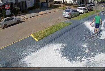 Protesto com tinta expõe briga por suposto calote em Nova Mutum