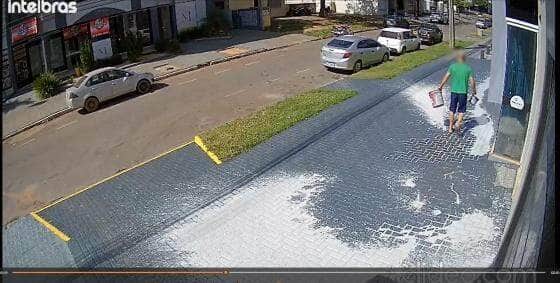 Protesto com tinta expõe briga por suposto calote em Nova Mutum