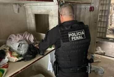 Policial penal é flagrado entregando celulares em penitenciária de Mato Grosso