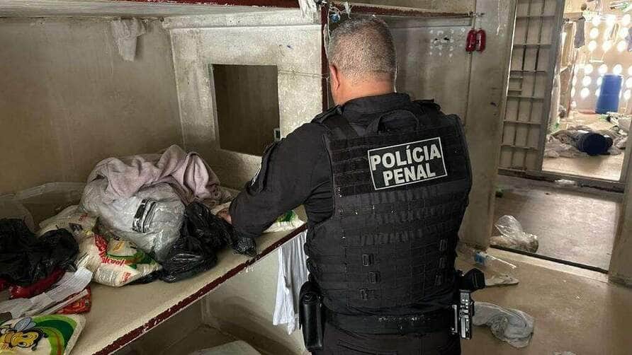 Policial penal é flagrado entregando celulares em penitenciária de Mato Grosso