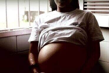 Mulher presa negra grávida relata seus temores no filme