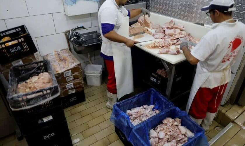 Gripe aviária. Chicken vendors work in a market in Sao Paulo, Brazil May 20, 2025. REUTERS/Jorge Silva