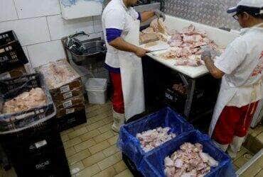 Gripe aviária. Chicken vendors work in a market in Sao Paulo, Brazil May 20, 2025. REUTERS/Jorge Silva