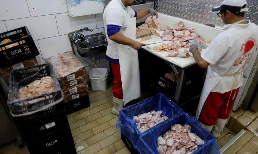 Gripe aviária. Chicken vendors work in a market in Sao Paulo, Brazil May 20, 2025. REUTERS/Jorge Silva